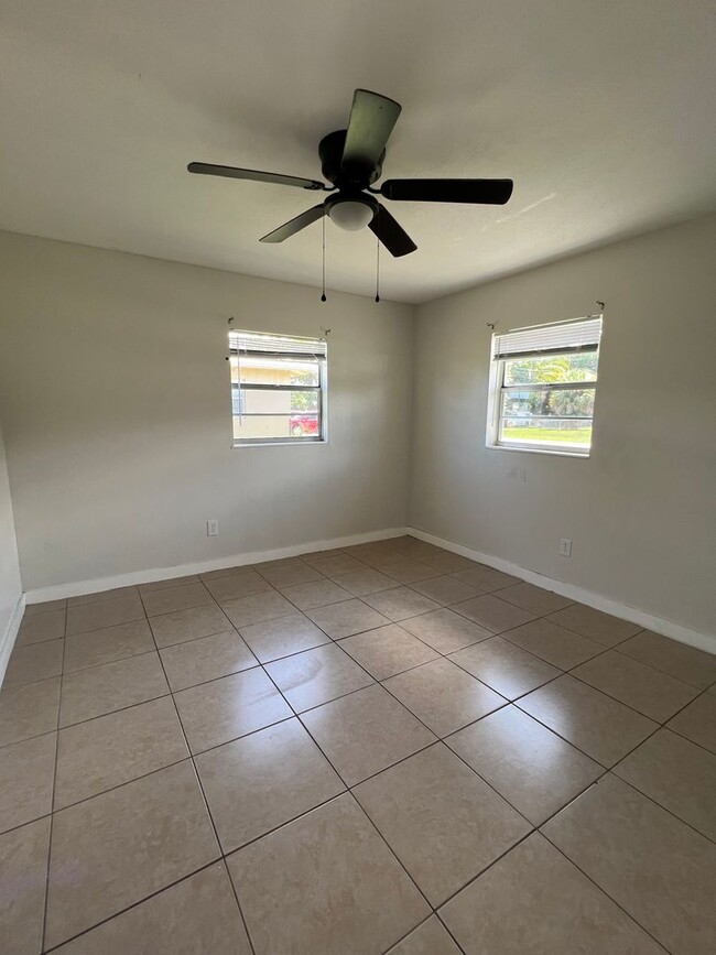 Building Photo - 2/1 Duplex