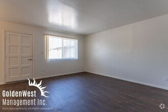 Building Photo - 2209 W Belmont Ave