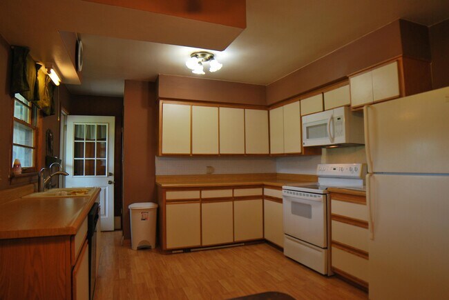 Building Photo - 811 E Dunkerton Rd