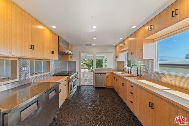 Building Photo - 4075 Los Nietos Dr
