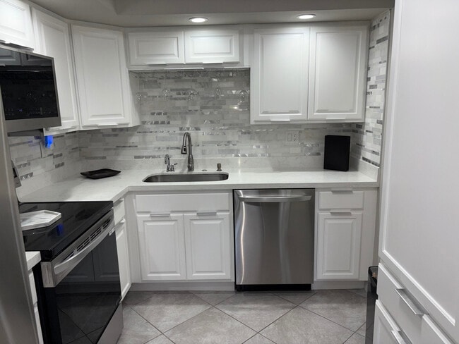 Building Photo - 7233 Ashmont Cir