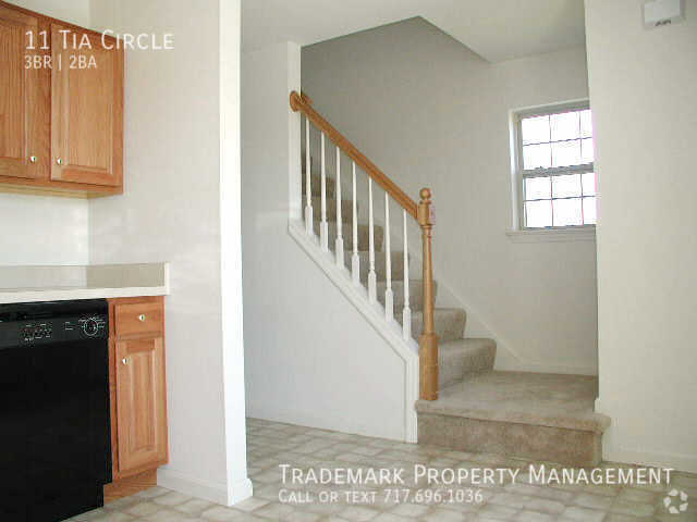 Building Photo - Nice Spacious Town Homee