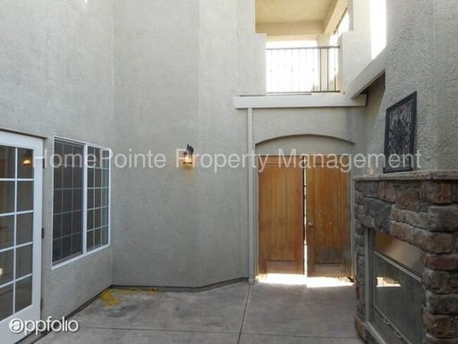 Building Photo - 3007 Sparrow Dr