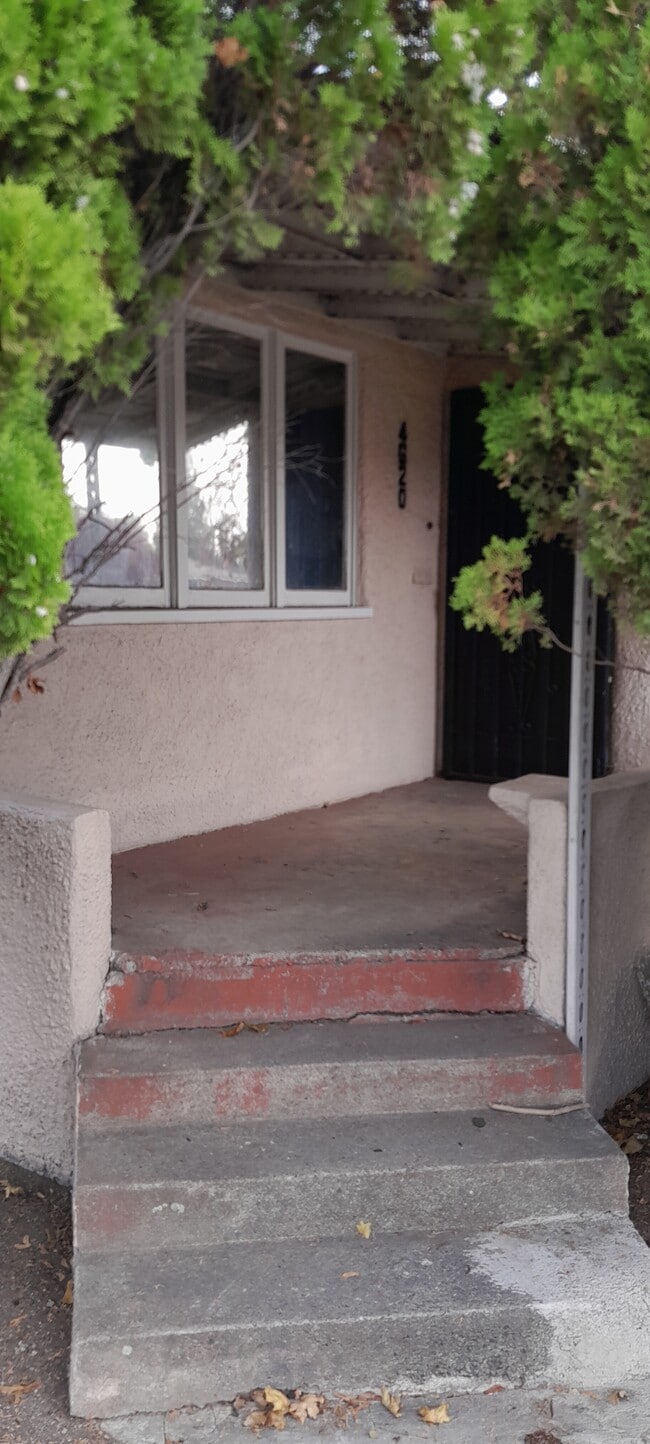 Porch / Address - 4620 N Wall St