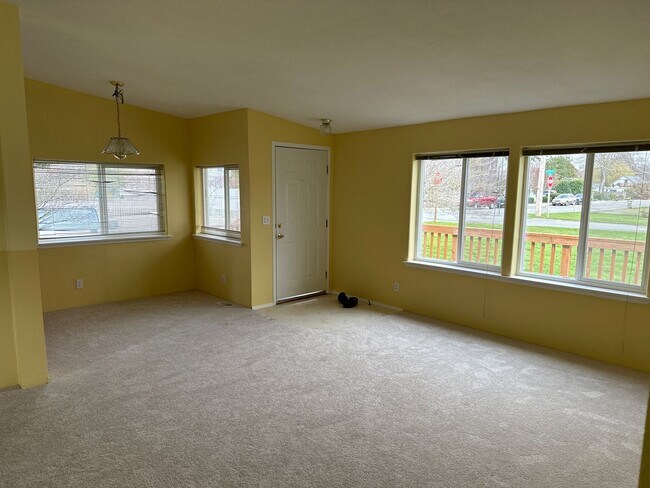 Building Photo - Laconner 2 Bedroom