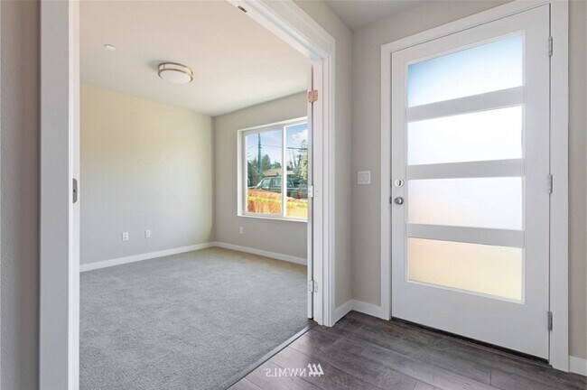 Entrada y dormitorio del primer piso - 14527 1st Ave NE