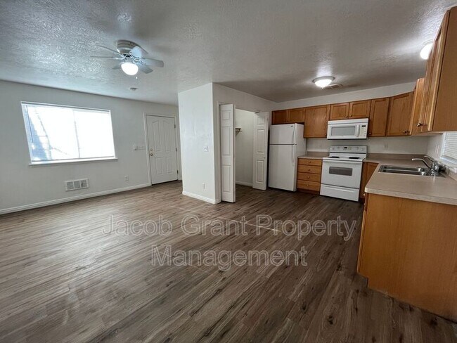Building Photo - 3550 Deloy Dr