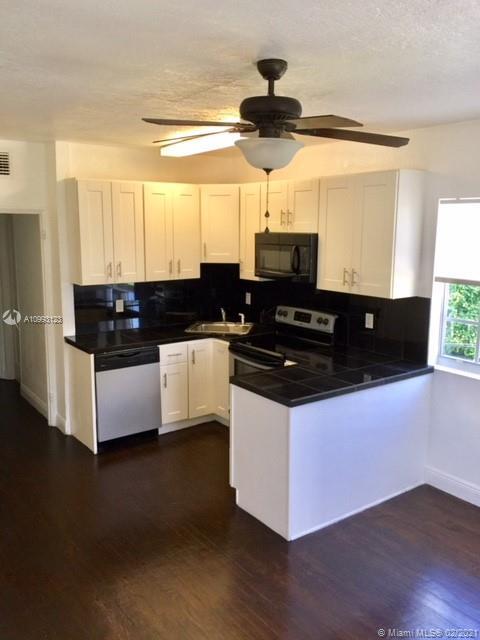 Foto del edificio - 8819 Harding Ave