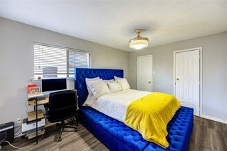 Building Photo - 14710 Kendallbrook Dr