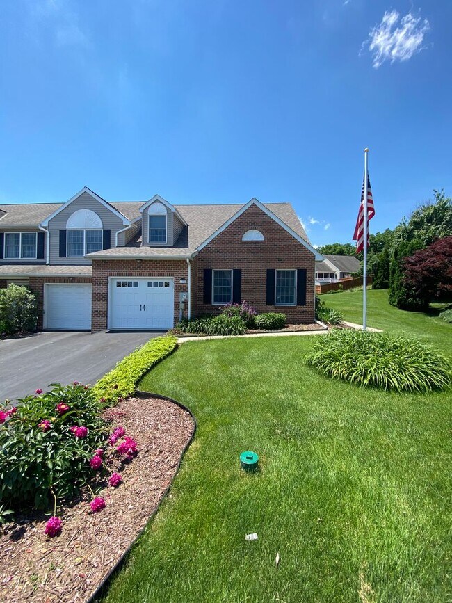 Foto del edificio - Beautiful 3 BR End Unit Townhouse in Summit Hills!