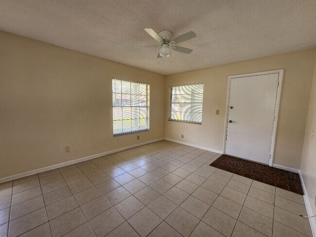 Building Photo - Newly Renovated Triplex Unit 2 Bedroom and...