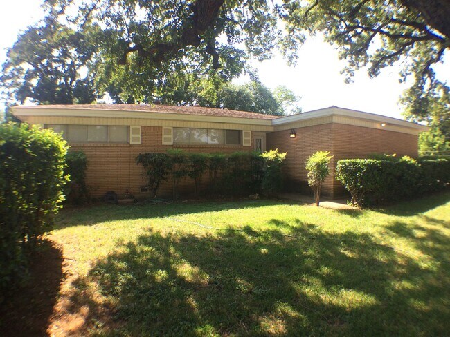 Foto del edificio - Charismatic 3 Bed 2 Bath Home!
