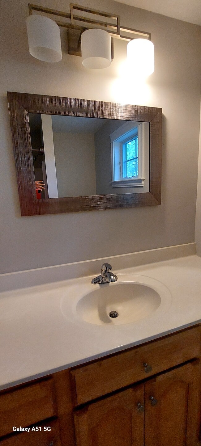 Guest Bath - 36 Yale St