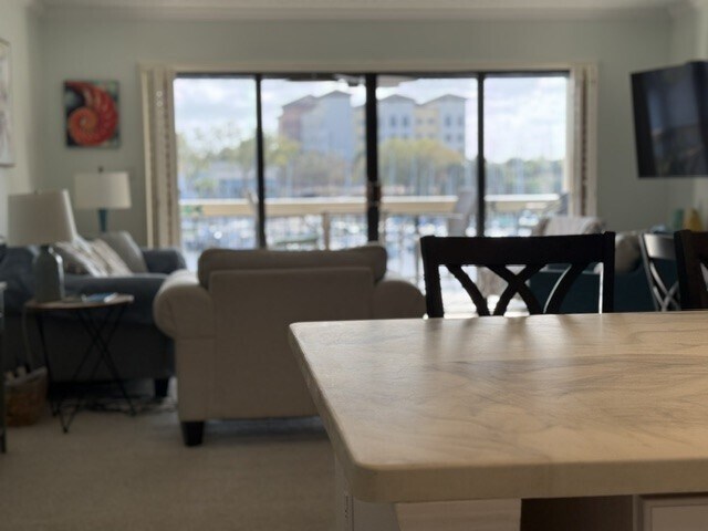 Vista desde la cocina con vistas al puerto. - 2220 Front St
