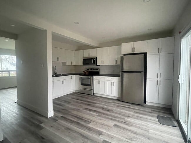 Building Photo - Renovated 3 Bedroom & 1 Bathroom Townhome!