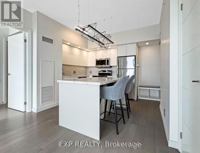 Photo du bâtiment - 2200 Lake Shore Blvd W