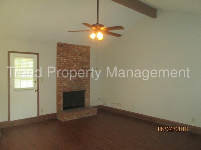 Building Photo - Clean 3/2/1 duplex - move in ready!