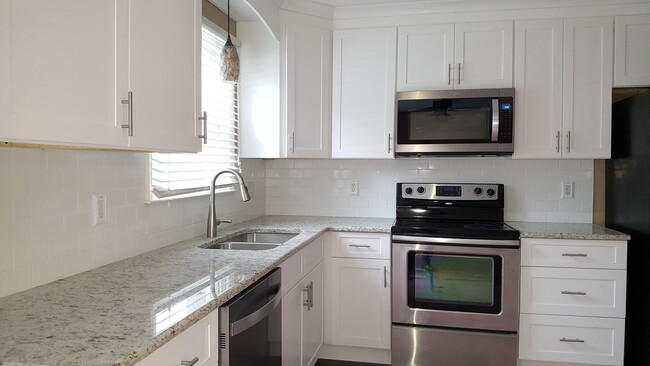 Building Photo - 405 Spruce Lane