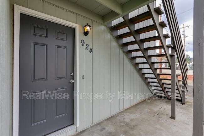 Building Photo - 924 S Comstock Rd