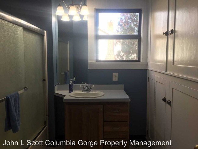 Foto del edificio - 3 br, 1 bath House - 112 W. 11th. St.