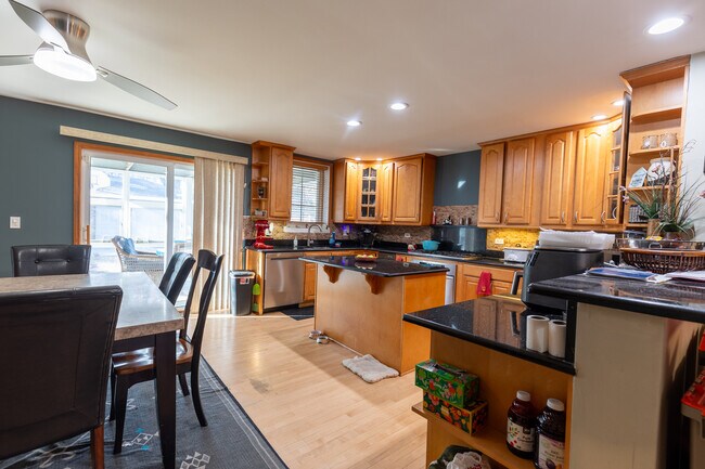 Foto del edificio - 4716 N Kilbourn Ave