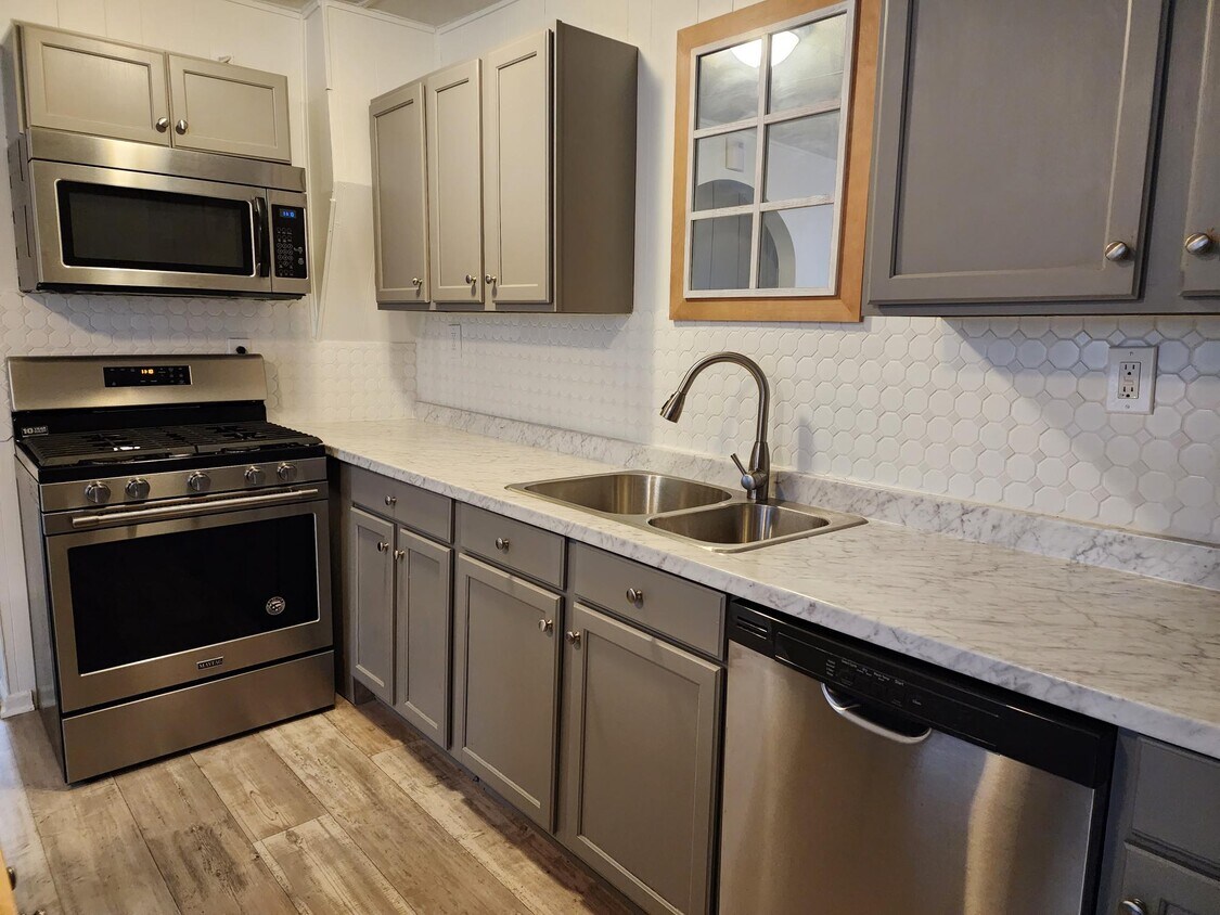 Kitchen - 948 W 4th St
