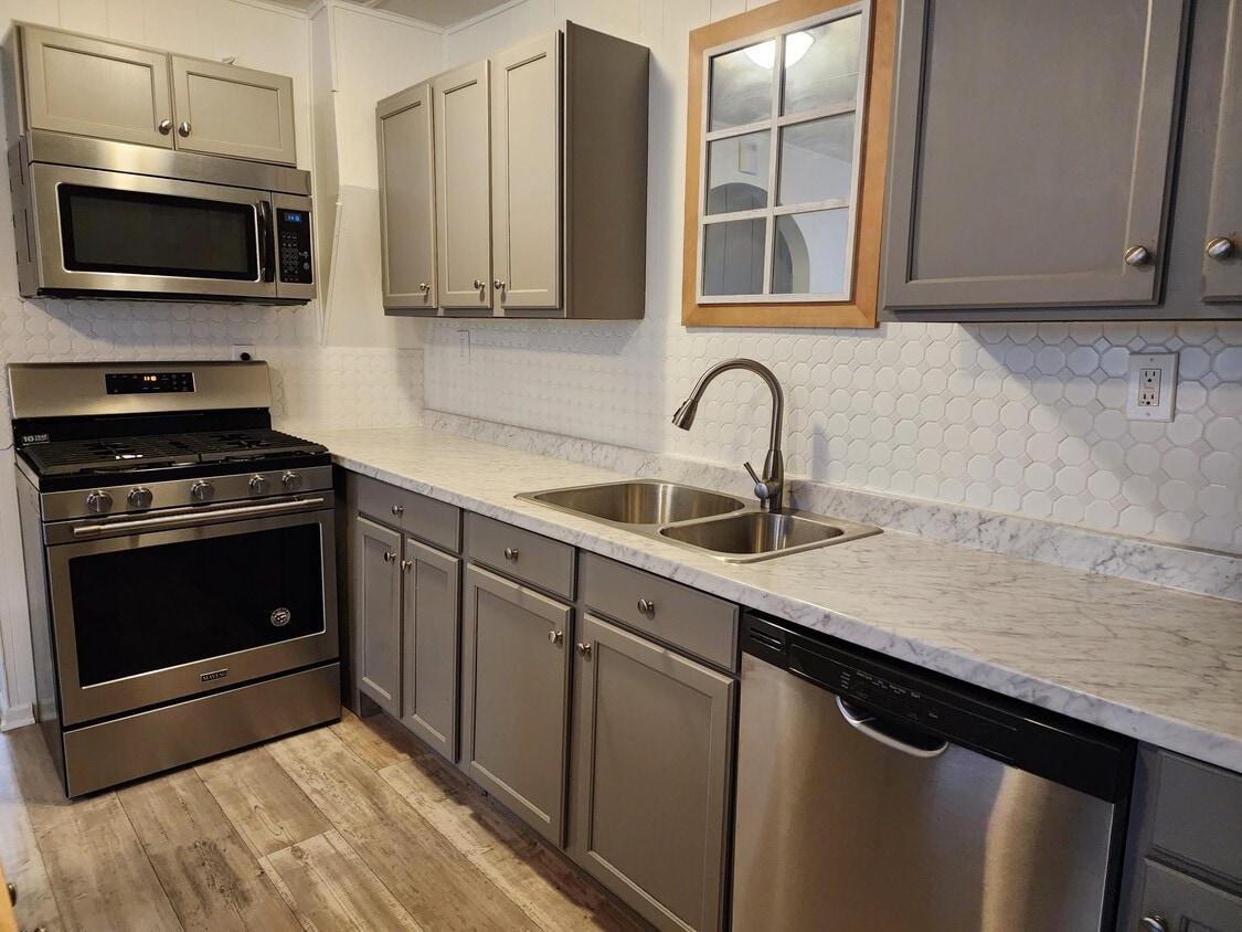 Kitchen - 948 W 4th St