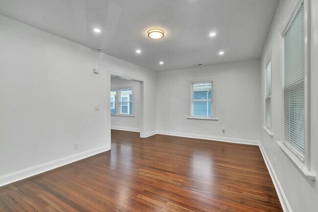 Building Photo - 33 Elmwood Ave