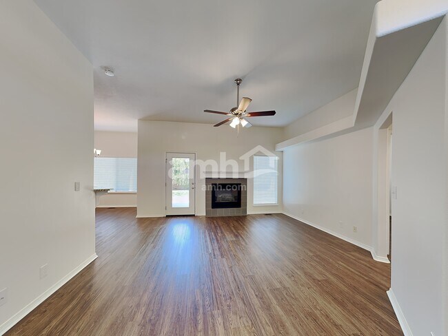 Foto del edificio - 956 W State St