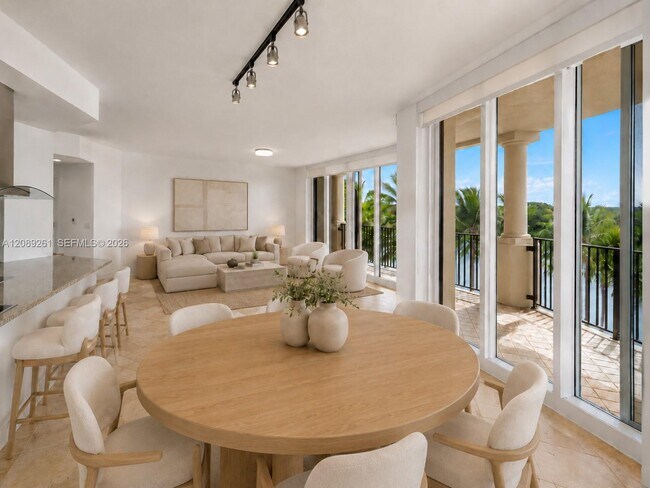 Foto del edificio - 13627 Deering Bay Dr