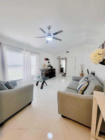 Foto del edificio - 1697 SW Clover St