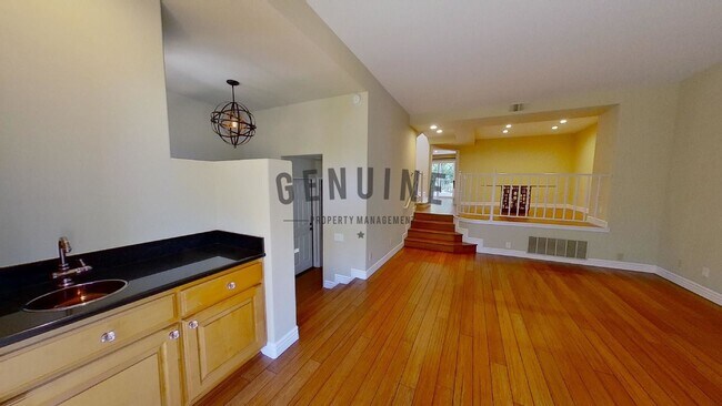 Foto del edificio - $500 off 1st Month - Beautiful Huntington ...