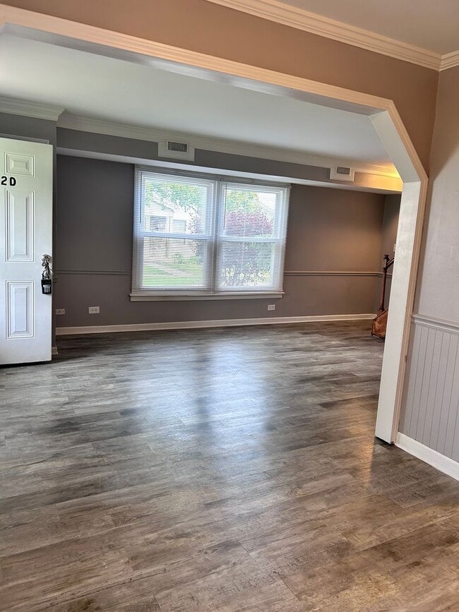 Building Photo - For Rent: 2 Bedroom, 1 Bath