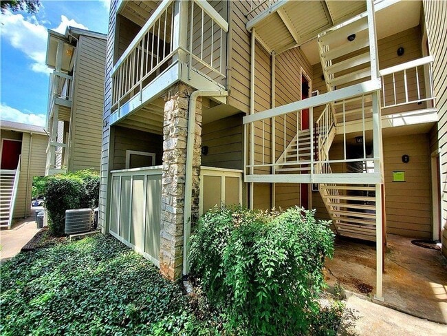 Building Photo - Hyde Park Oaks #201