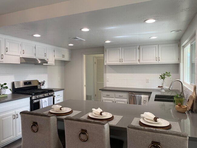 Building Photo - 611 E Del Mar Ave