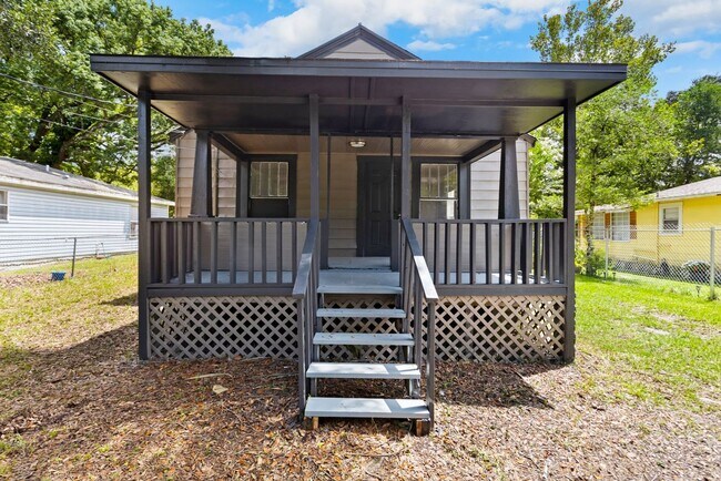 Foto del edificio - Spacious 3bdrm/1bath Home with large yard ...
