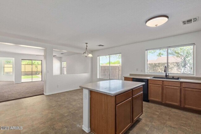 Foto del edificio - 3221 W Alta Vista Rd