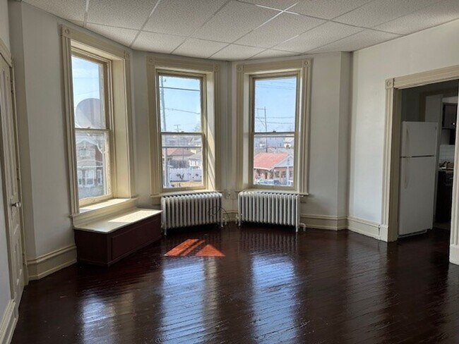 Foto del edificio - 2 Bedroom 1 Bathroom 2nd Floor Apartment F...