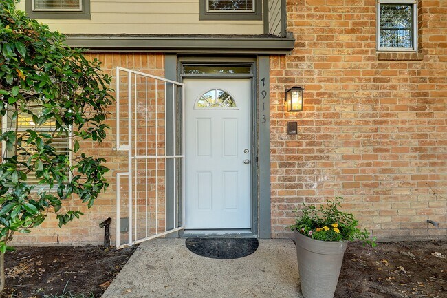 Building Photo - 7913 Ellinger Ln