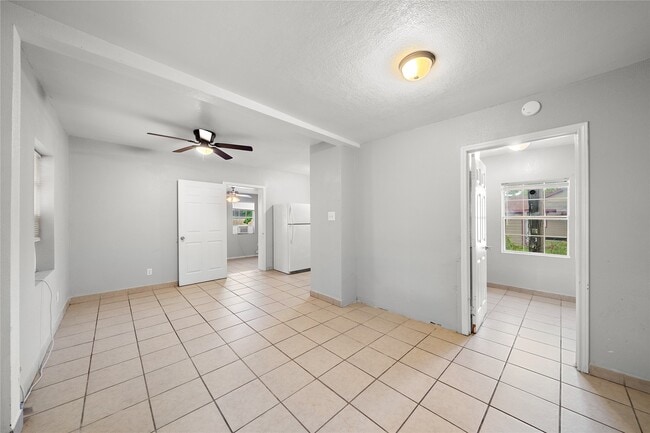 Building Photo - 806 3rd Ave N