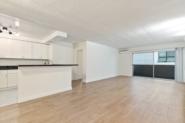 Building Photo - 642 N West Knoll Dr. Apartments