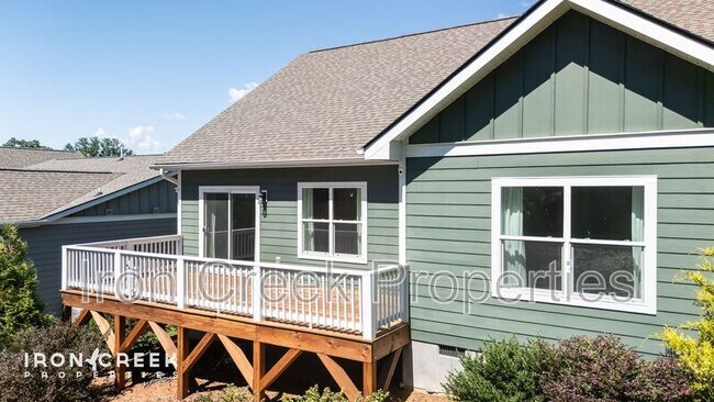 Foto del edificio - 17 Woodbridge Park Dr