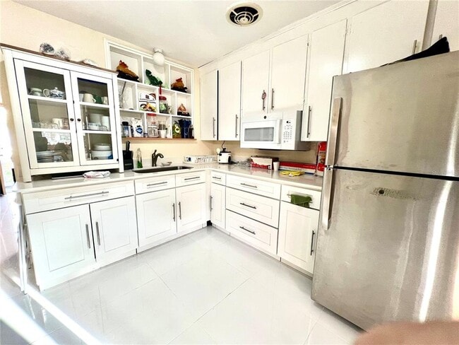 Foto del edificio - 5009 Deauville Dr