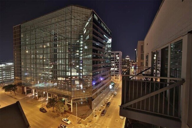 Foto del edificio - PRICE REDUCTION * Walkable * Downtown * Bi...