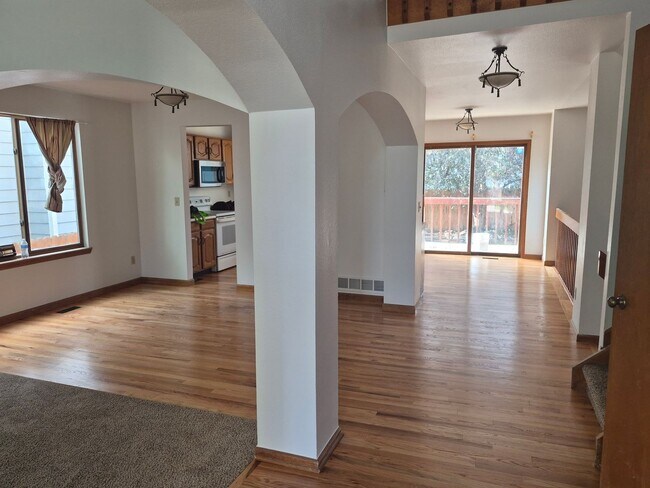 Building Photo - Beautifully Updated 3BR/2.5BA Home in Longmont – Move Right In!