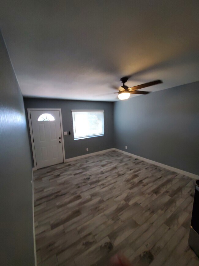 Building Photo - Spacious 2 Bedroom Apartment