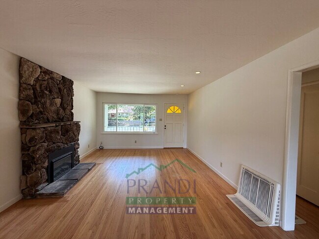 Building Photo - 312 Las Flores Ave