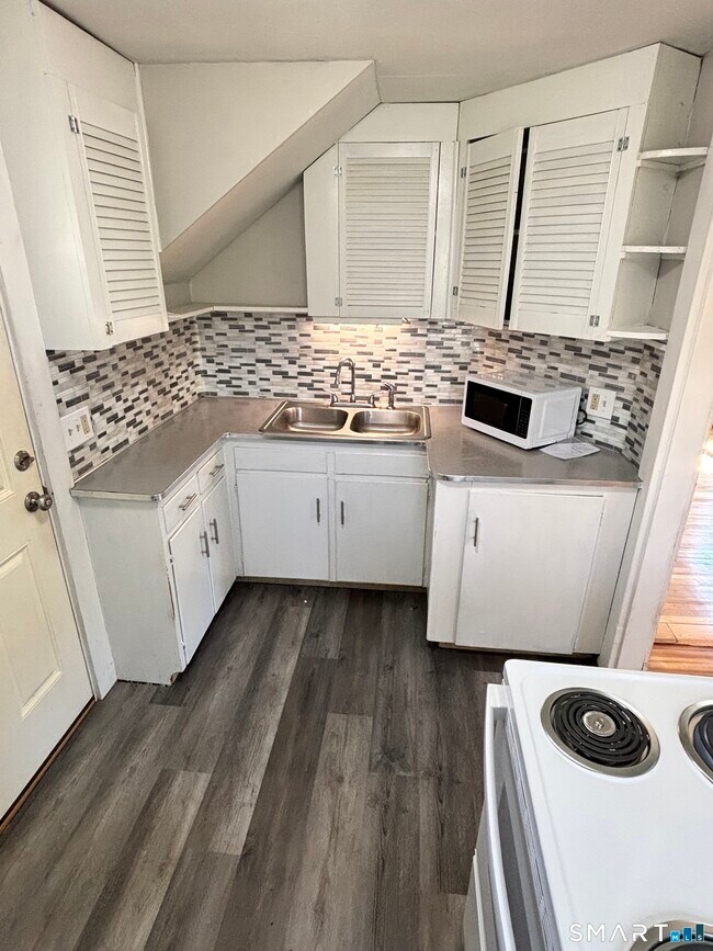 Foto del edificio - 24 N Main St