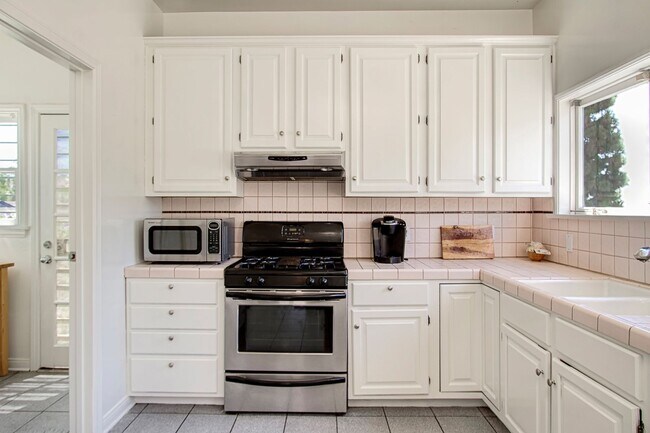 Kitchen - 3424 Marathon St