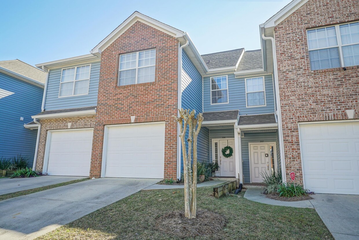 Primary Photo - Lovely 3/2.5 Townhome with Garage